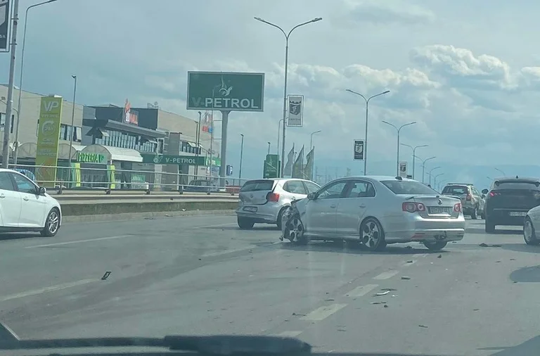 Incidenti Veternik, Tre Auto Comprende