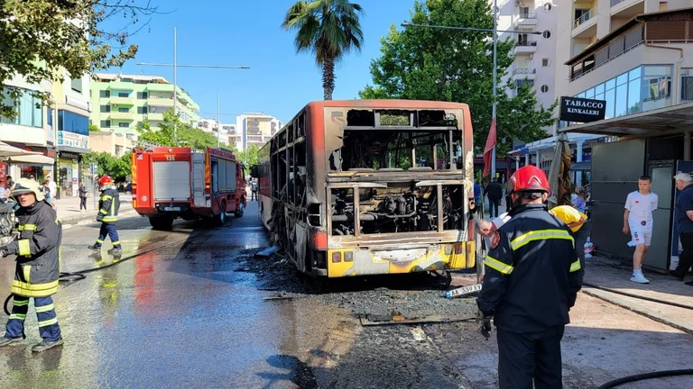 Panic à Durres, le bus a pris feu alors que les passagers étaient à l'intérieur