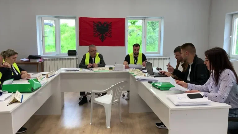 Weniger als 24 Stunden ab Beginn der Abstimmung, “float” Wahlmaterialien, die zur Verteilung in lokalen Kreisen bereit sind