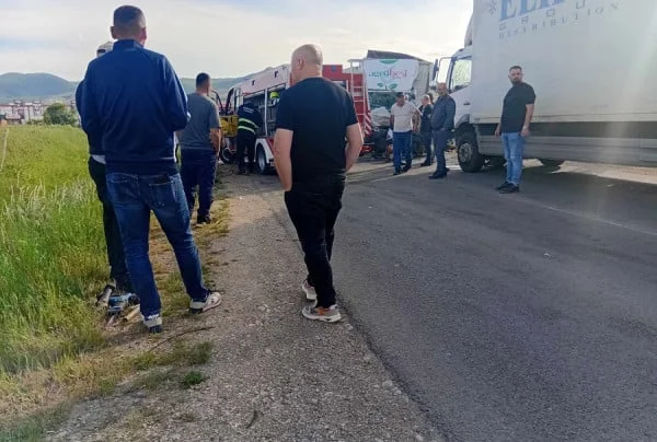 Einer der Fahrer eines Unfallwagens in Komoran stirbt