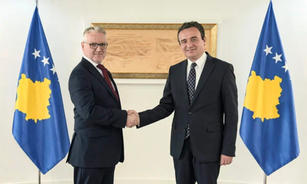 Kurt wartet auf den neuen Chef von O SEU in Kosovo