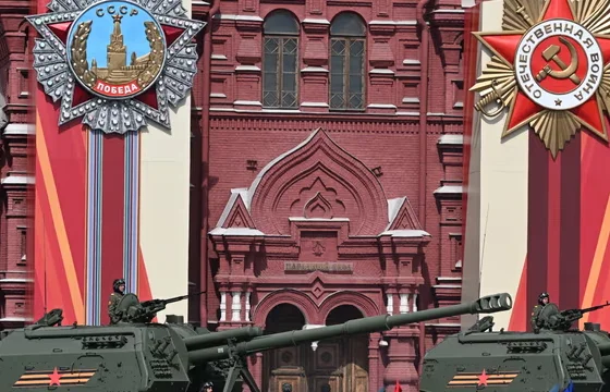 Putin mostra il potere, soldati russi e cinesi insieme a Piazza Rossa