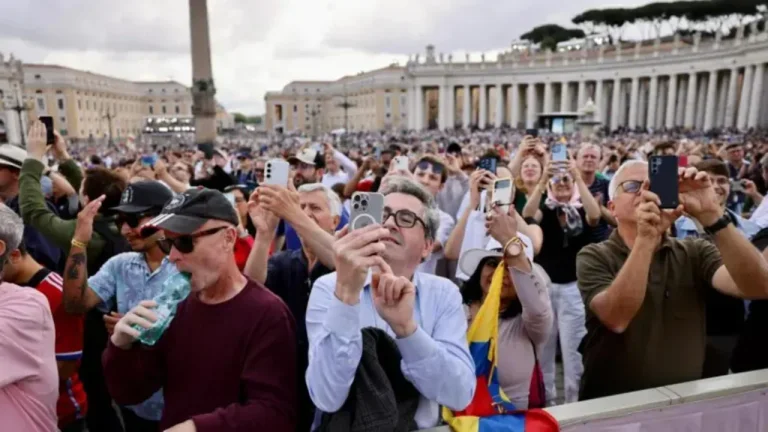 Il mondo non ha ancora un nuovo papa, i cardinali votano di nuovo alle 17:30.
