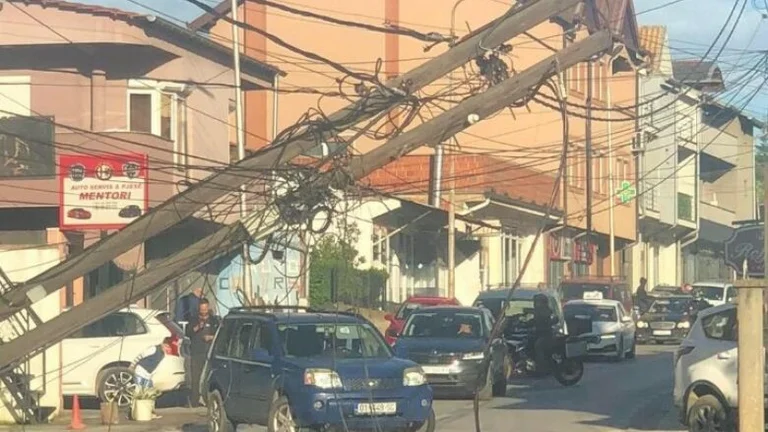 Two electrical poles are taken down on “road Isa Kastrati” in Pristina reacts to municipality
