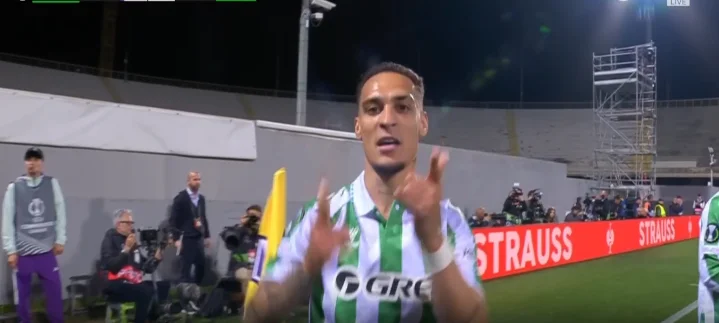 Kein Antony stoppte, er scored ein super Tor des freien Schusses.