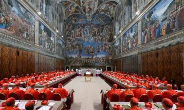 La fumée noire est sortie hier soir, 4 votes supplémentaires pour l'élection du Pape sont attendus aujourd'hui.