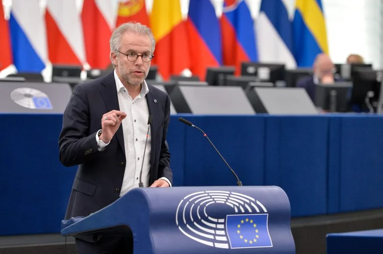 ​Eurodeputeti holandez: SHBA, BE e Britania duhet “t’i vendosin një kufi” Serbisë