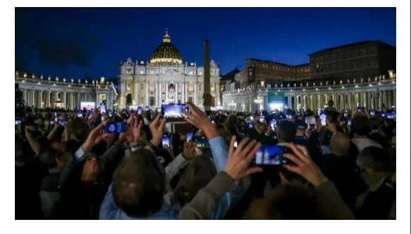 45tausend Menschen waren auf Platz “St. Peter” im Vatikan, warteten drei Stunden auf schwarzen Rauch