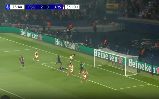 Das Arsenal schmalt die obere Hand, markiert Saka nach Paris