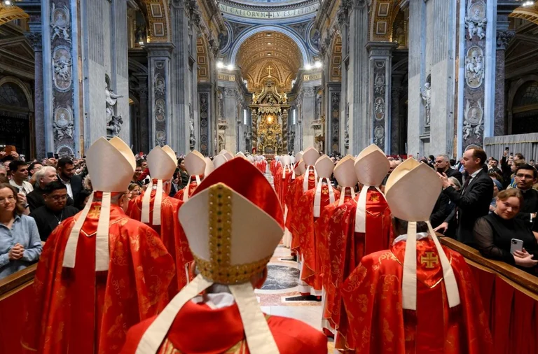 Il fumo nero è uscito, i cardinali sono tornati per il secondo giorno del Conclato Vaticano