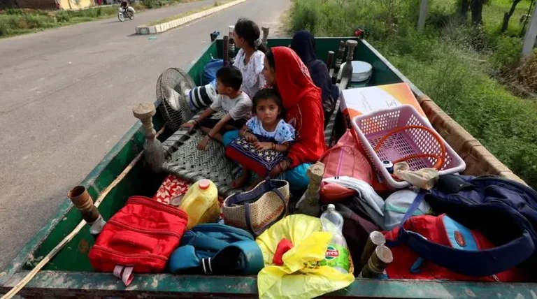 Los residentes abandonan aldeas cerca de la frontera india