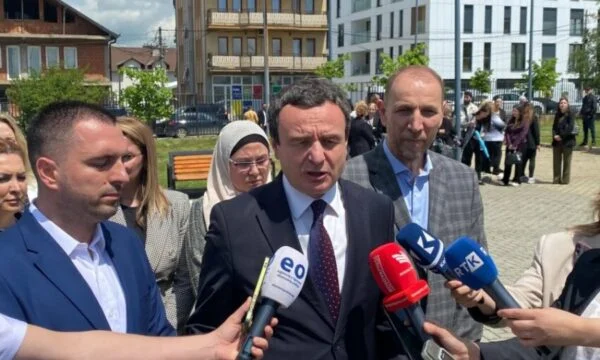 Kurt lehnt immer noch Journalisten Fragen zur politischen Situation im Land ab