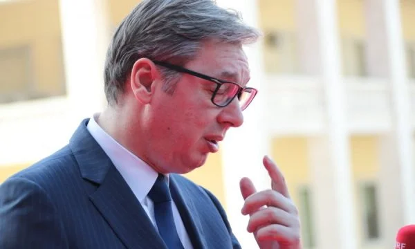 Alekasandër Vuçiq flet për paqe, por Serbia po investon miliarda dollarë në armatim