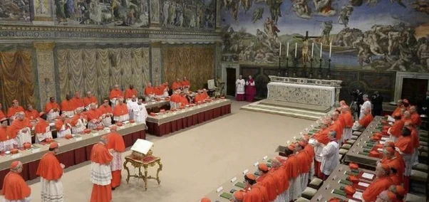 Conclava versammelte sich heute den ersten Rauch zur Wahl des neuen Papstes
