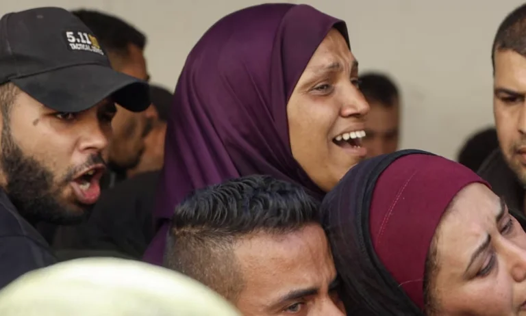 Los ataques israelíes matan al menos 59 palestinos en Gaza