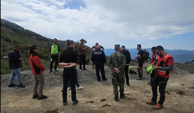 Cirugía temporal para joven atrapado en Albania