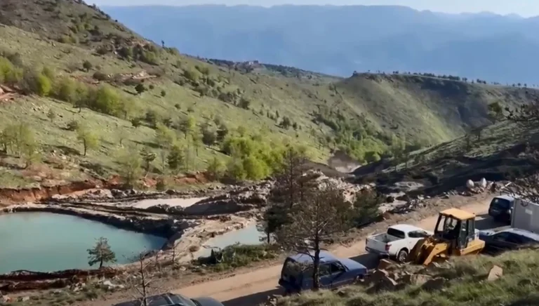 Die Suche geht weiter für junge Menschen, die in Albanien gefangen sind, Kosovo-Armee hilft
