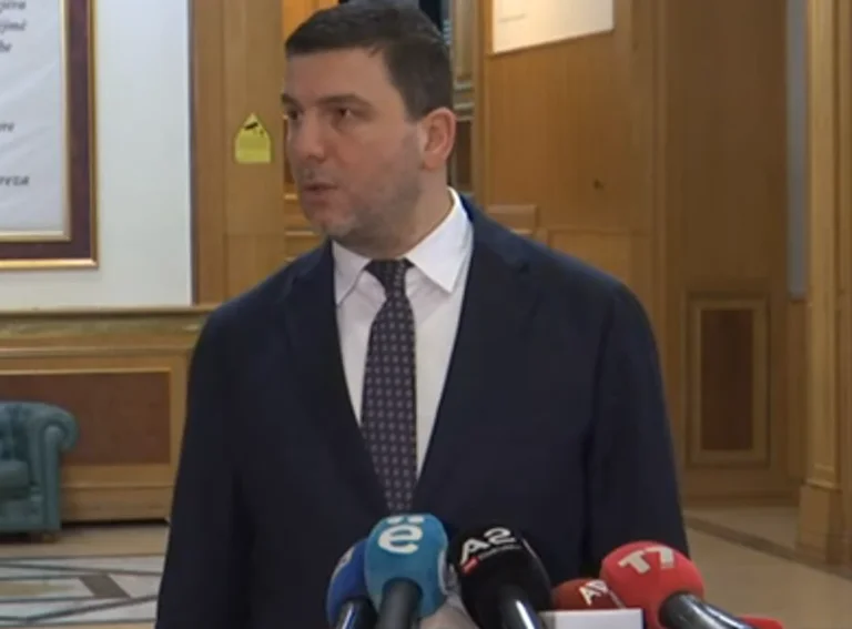 Krasniqi: Kurt nous dire si Albulen Hadziu ou les citoyens qui ont voté le 9 février sont plus importants