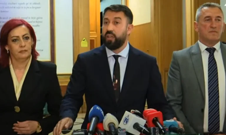 Elbert Krasniqi critica Lumir Abdixhiku: Comunità esclusa Non maggioranza