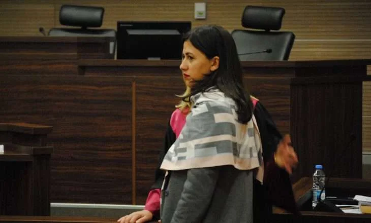 A petición de Albulen Haxhiu debido a la sesión constitucional del Parlamento, se posponen las sesiones judiciales de gas lacrimógeno