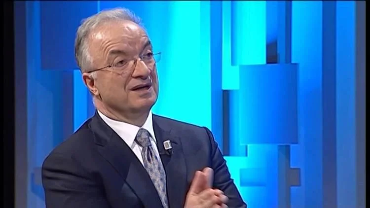 C'est quoi ? La bataille pour un peu ridicule Le président Kurt quitte les rues