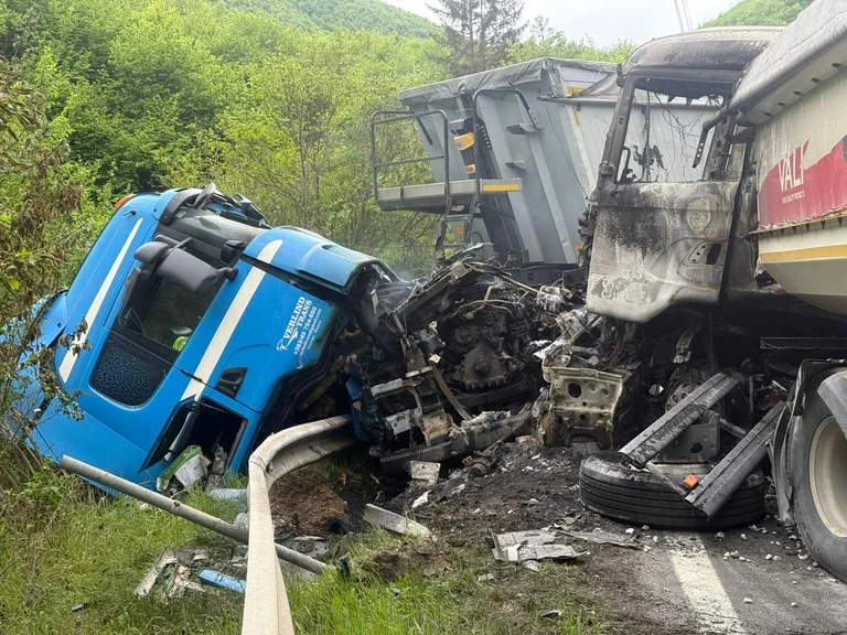 Incidente tra due camion a Duhhl, uno di loro bruciato
