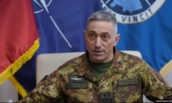 Bardoni: La KFOR está preocupada por el vacío institucional en Kosovo, dispuesta a enfrentar cualquier amenaza posible