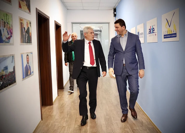 Krasniqi si aspetta Ali Ahmeti all'incontro: una delle figure politiche più importanti degli albanesi nella regione