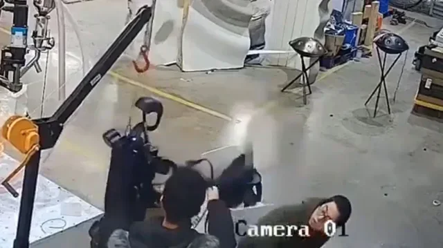 China: A robot comes out of control and attacks workers at a factory (Video)