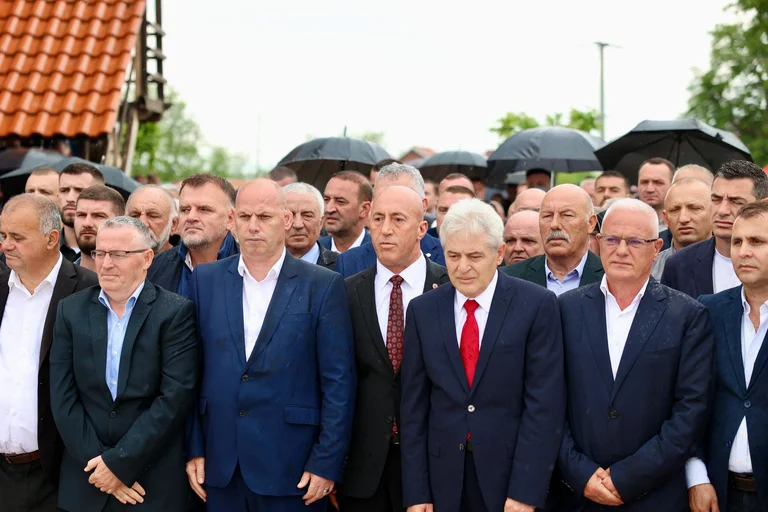 Ramush Haradinaj conmemora a su hermano, León