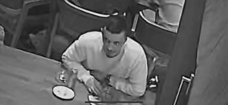 Polizeianruf für die Hilfe der Bürger bei der Ermahnung einer Person, die Verdacht auf Körperverletzung hat