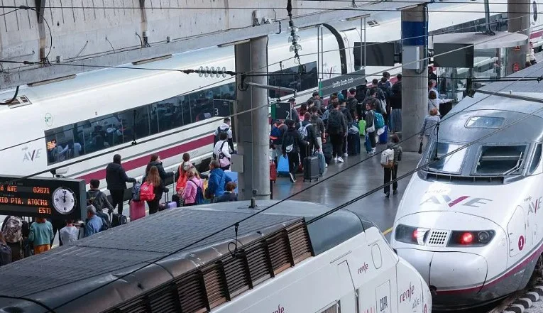 Morte di treni in Spagna, migliaia di persone rimangono intrappolate
