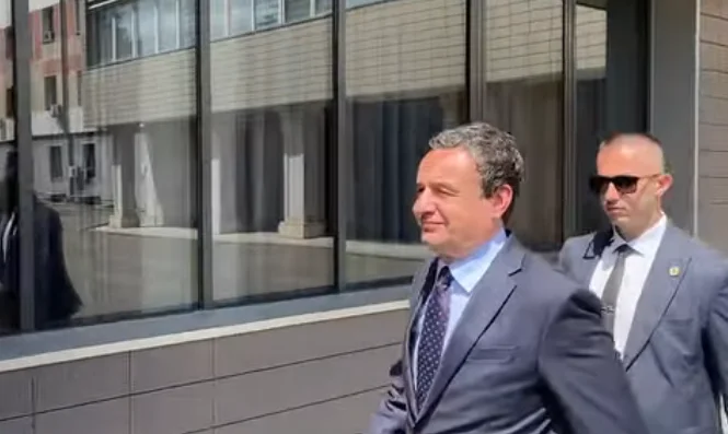 Kurt parle de l'invitation qu'il a envoyée à Abdixhik ne s'arrête pas avant les journalistes (VIDEO)