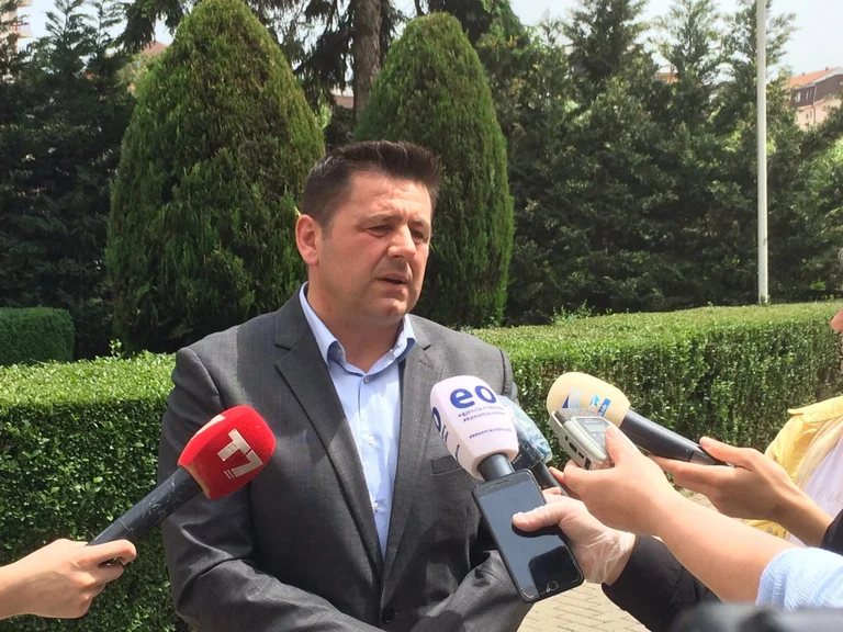 Beke Berisha is asked if he will vote for Pacolli: Even if you want trouble, you eat it.