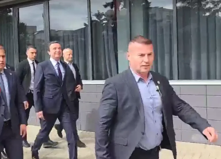 Kurti n'a même pas répondu aujourd'hui aux médias pour le vote constitutionnel (VIDEO)