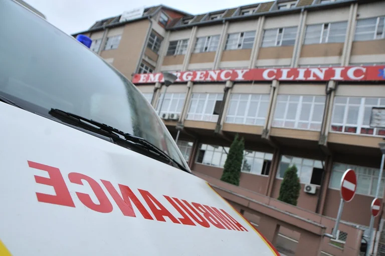 I vdes babai në QKUK, djali e raporton rastin në polici