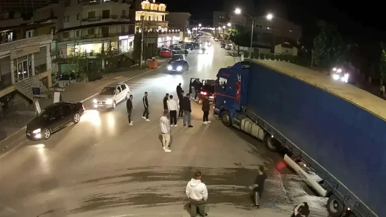 A candidate for deputy PD in Korca and his brother physically clash with a truck driver