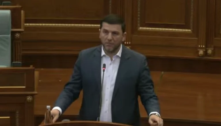 La situación está tensa en el Parlamento, Krasniqi Deharit: No violar la constitución, no te metas en este lugar.