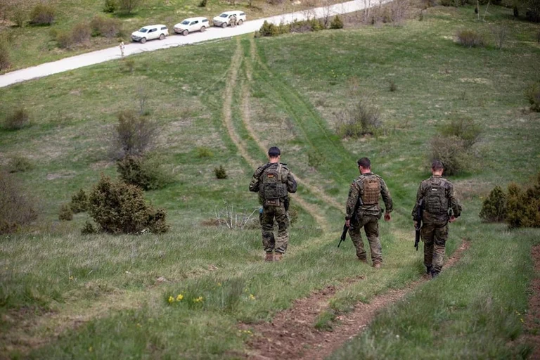 American, German soldiers patrol along Kosovo borders