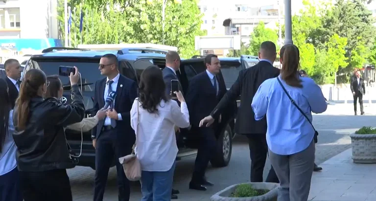 Kurt scappa ancora dai giornalisti, non risponde se ha voti