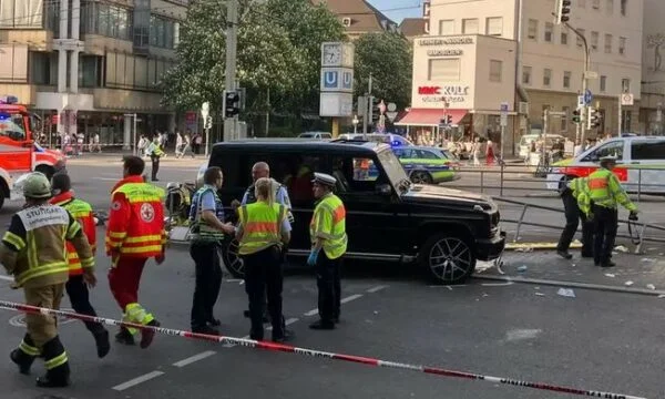 El coche choca con la multitud en Stutgart, algunos chicos heridos arrestan al conductor