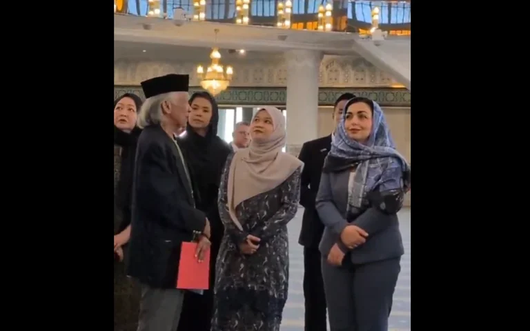 Osman bedeckt mit Kopfwagen, während er Malaysia National Moschee besucht