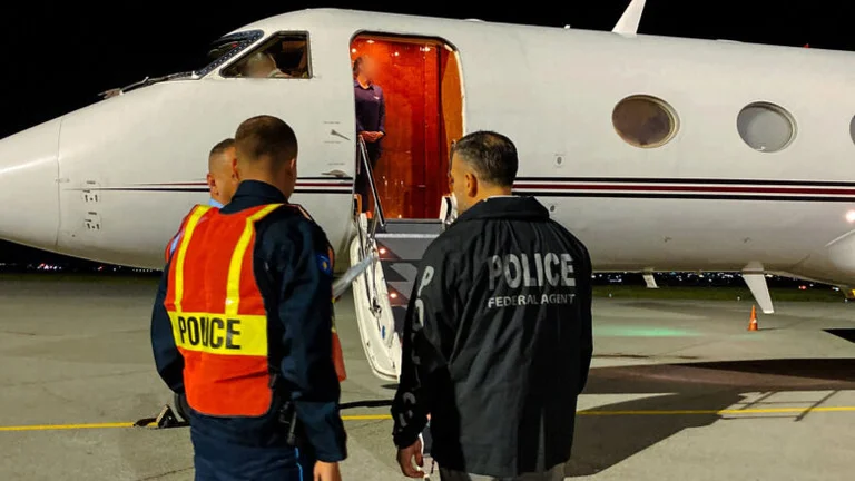 Les États-Unis procèdent à l'expulsion des migrants du Kosovo