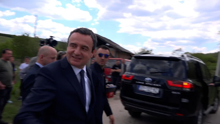 Kurt again avoids questioning journalists, children cheer Thaci's name at the Memorial Academy in Studies