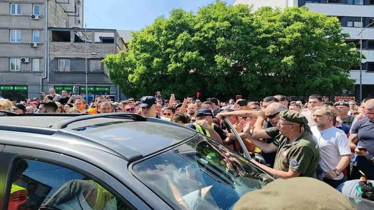 La protesta di massa in Serbia ha schiantato le auto nei cittadini