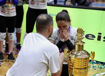 Nachdem Ferley Ferizajs Volleyballspieler als Kapitän des Cups nach dem Himmel aufgewachsen war, wurde sie von ihrem Freund überrascht.