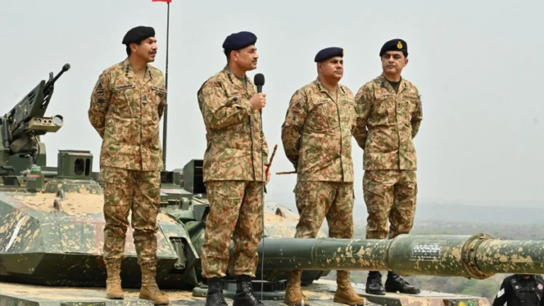 Pakistani Army is preparing for a possible war with India. Show military artillery near the border.