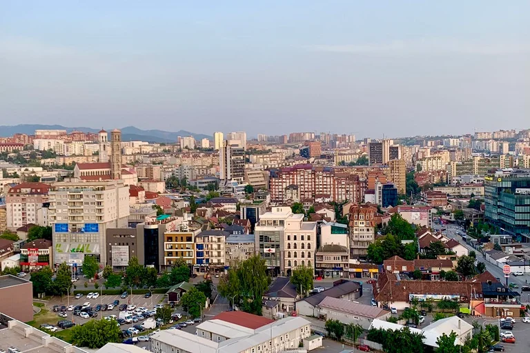 Reuters: Kosova ndien dhimbjen e sanksioneve të BE-së ndërsa afrohen zgjedhjet