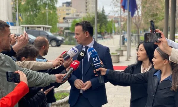 Peci ruft LDK “Gesellschaft”