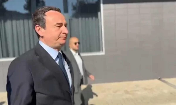 Kurt va al Parlamento per l'incontro con Krasniqi, parla ai giornalisti che chiedono se sarà compromesso per il primo ministro.